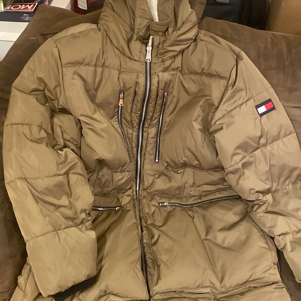 Brand new, never worn Tommy hill figure men’s puffer coat